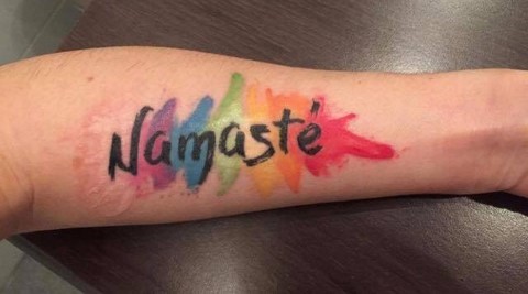 Tatouage écriture namasté