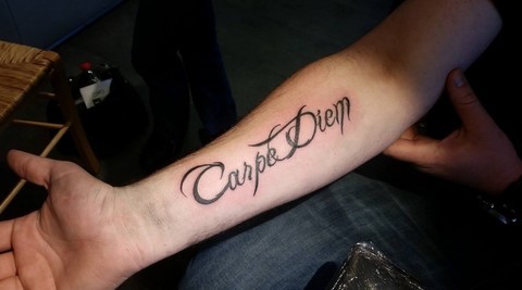 Tatouage écriture carpe diem