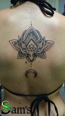 Tatouages lotus dos