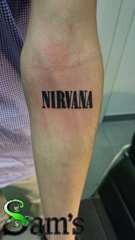 Tatouage écriture nirvana