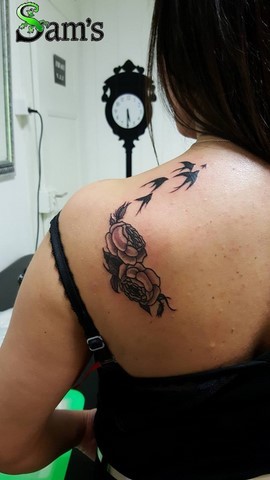 Tatouage rose oiseau