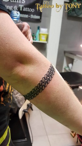 Tatouage bracelet de bras