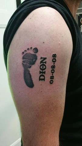 Tatouage écriture pied bébé prénom 