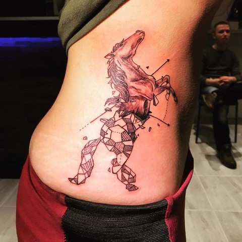 Tatouage cheval géométrie