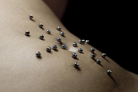 Microdermal nombril