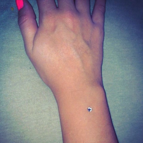 Piercing main microdermal poignet